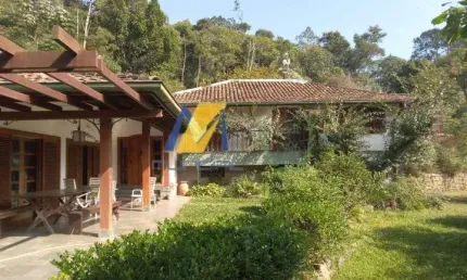 “Já pensou morar num paraíso com nascentes, colinas, e 7 casas a apenas 50km de São Paulo?'