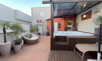 Sobrado 4 quartos e com spa banhado com luz natural