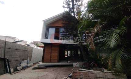 Casa diferenciada com 3 quartos a venda na Passagem em Cabo Frio