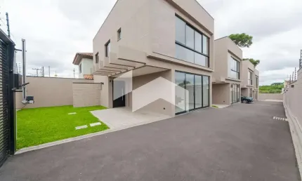 Sobrado em condomínio com 118.7 m², 3 quartos sendo 1 suíte à venda no bairro Santa Felicidade.