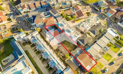 Terreno com 797 m²,  à venda no bairro Uberaba. Perfeito para construção de sobrados ou sua casa dos sonhos!