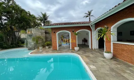Casa em terreno de 1.555m², quadra de tênis, piscina, 6 vagas