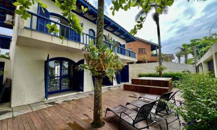 Casa charmosa, frente praia Enseada, 6 dorms., 5 vagas