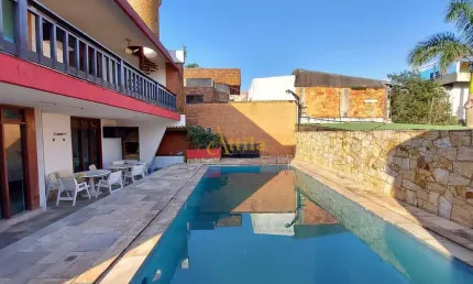 Sobrado 5 suítes, piscina, churrasq., 50mts praia Enseada