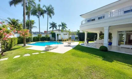 Casa 100mts praia Enseada, 6 suítes, piscina, 4 vagas, jardim