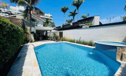 Casa à venda muito próxima da praia com 4 suítes - Módulo 3
