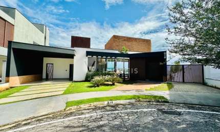 Linda casa com 3 suítes disponível para locação no condomínio Castanheiras