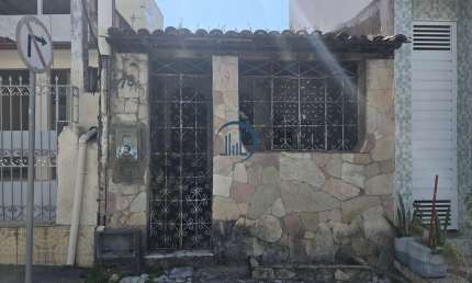 CASA Á VENDA NO CENTRO DE ALAGOINHAS - PERFEITA PARA MORAR OU EMPREENDER