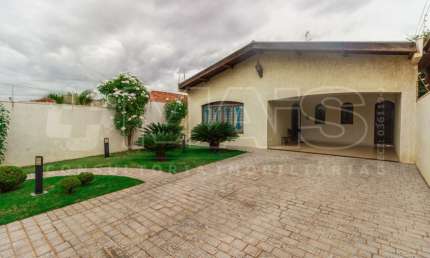 Casa com 3 dormitórios à venda, 299 m² por R$ 980.000,00 - Centro - Barretos/SP
