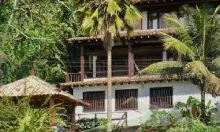 Praia Vermelha do Centro – Linda vista para mar, com 05 dormitórios sendo 04 suítes, área de 350m2, área de lazer.
