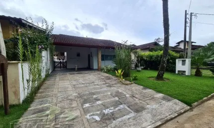 Ubatuba, Horto, Park Hills - Linda Casa com 03 Dormitórios sendo 01 suíte master.