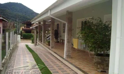 Ubatuba, Ubatuba Country - Casa com 450 m2. de terreno com 03 dormitorios sendo 01 suite master.