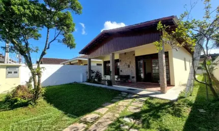 Ubatuba, Cento - Bela casa com 03 dormitórios, terreno de 422 m2 com edícula.