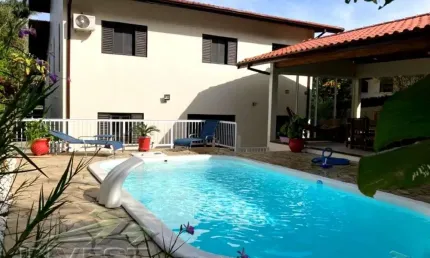 Ubatuba, Lagoinha - Belíssima casa em condomínio com terreno de 600m2 e area de lazer.