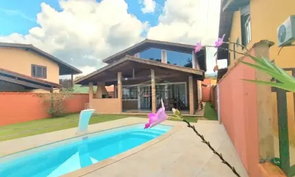 Ubatuba, Condomínio Park Hills - Belíssima casa com 03 dorms. sendo 1 suíte, espaço gourmet e piscina.