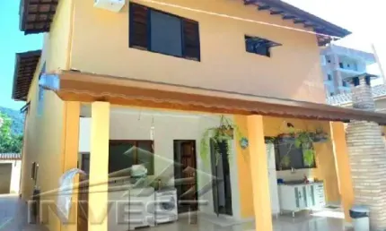Ubatuba, belíssimo sobrado, bem localizada, sendo 03 amplas suítes, área construída de 300m2.