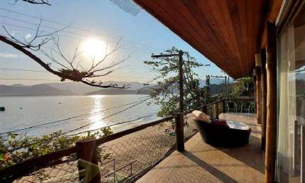 Ubatuba, Almada, Casa de frente ao mar com, pe na areia.