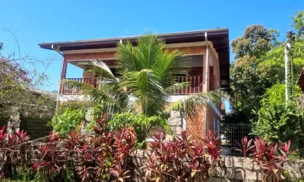 Ubatuba - Ressaca - Linda casa sobrado com 4 dormitorios sendo 02 suites.