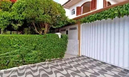 Ubatuba, Silop/centro - Bela e agradável casa bem localizada com 02 suítes.
