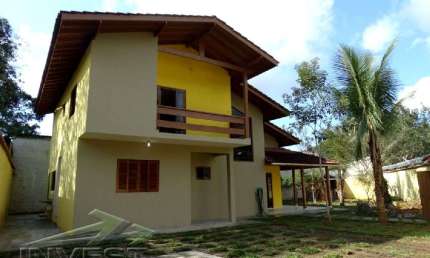 Ubatuba, Jardim Carolina - Linda casa sobrado em excelente localização c/ 03 dormitorios.