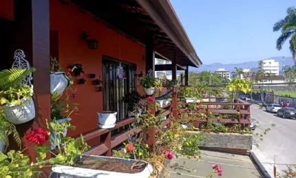 Ubatuba, Centro - Bela casa de esquina bem localizada com 03 dormitórios.