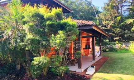 Ubatuba, Praia da Itamambuca - Bela casa a 30m do Mar, 250m2, 03 dormitórios sendo 01 suíte, amplo jardim, com Renda 250 mil ano
