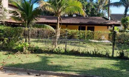 Ubatuba, Praia da Itamambuca Lado Par - Casa ampla com 4 Dormitórios, 02 Banheiros - área Const. 200m2 aprox e 70m do mar.