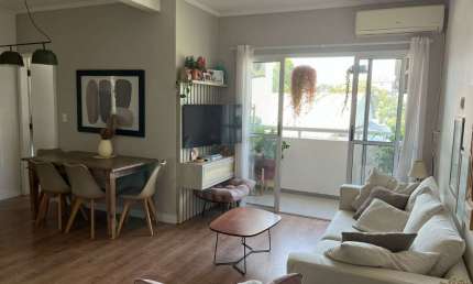 Ubatuba, Centro- Apartamento todo reformado, com 3 dormitórios, sendo 1 suíte, em condomínio completo e aconchegante!