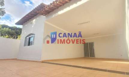 Casa com 3 quartos à venda no Santa Mônica, Uberlândia 