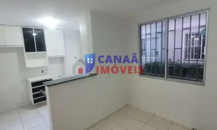 Apartamento térreo 2 quartos c/ armários e garagem coberta