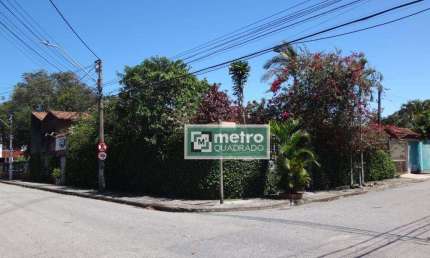 Excelente casa à venda em Rio Das Ostras-RJ de 7 dormitórios, sendo 6 suítes, 7 banheiros, 2 salas, cozinha, quintal, edícula, piscina, um ponto comer