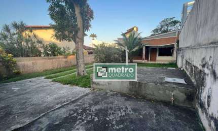 Casa linear de terreno inteiro à venda no bairro Costazul em Rio das Ostras-RJ sendo 3 quartos, sendo 1 suite,1 banheiro social, 1 sala, cozinha, área