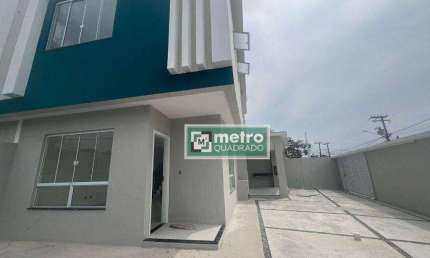 Excelente casa duplex à venda, ideal para quem busca conforto e praticidade. No primeiro pavimento, você encontrará uma sala ampla e iluminada, perfei