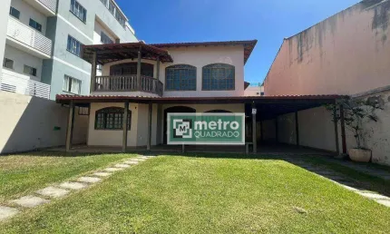 Belíssima casa em terreno de 560m² em Costazul - Rio das Ostras - RJ  Casa principal - 01 Sala ampla com 02 ambientes - 01 Sala de jantar - 04 dormitó