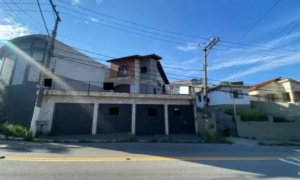 Sobrado para venda possui 200 metros quadrados com 3 quartos em Jardim Regina - São Paulo - SP