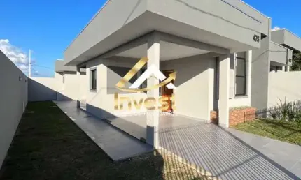 Belíssima casa 3 quartos sendo 1 suíte com amplo espaço nos fundos