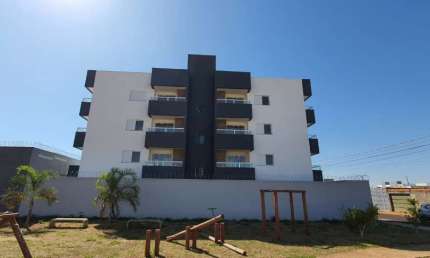 Apartamento à venda em Uberlândia-MG: 3 quartos, 2 suítes, 1 sala, 1 banheiro, 2 vagas de garagem.