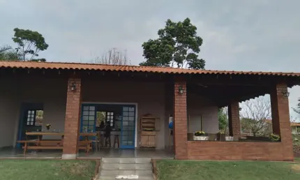 Chácara em Condomínio de Luxo: 3 Quartos, 1 Suíte, 1 Sala, 2 Banheiros - Área Rural de Uberlândia-MG - 200m² - Venda.