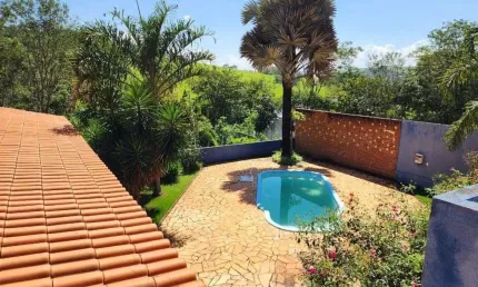 Chácara de luxo em condomínio: 4 quartos, 3 suítes, 220m² na Área Rural de Uberlândia-MG. Venha conferir!