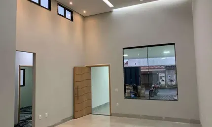 Casa com 3 quartos à venda no Jardim Europa, Uberlândia  por R$ 650.000