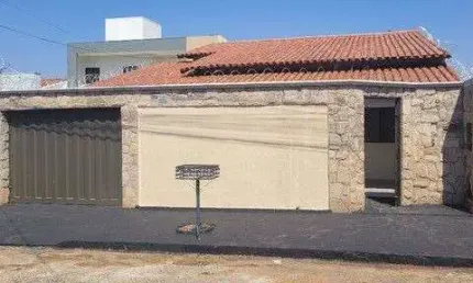 Casa com 3 quartos à venda no Jardim Patrícia, Uberlândia  por R$ 550.000