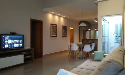 Casa em condomínio fechado com 4 quartos à venda no Jardim Holanda, Uberlândia  por R$ 760.000