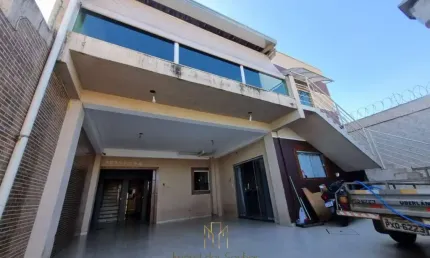 Casa com 6 quartos à venda no Planalto, Uberlândia  por R$ 780.000