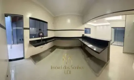 Casa com 3 quartos à venda no Jardim Europa, Uberlândia  por R$ 800.000