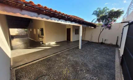 Casa com 3 quartos à venda no Jardim Europa, Uberlândia  por R$ 425.000