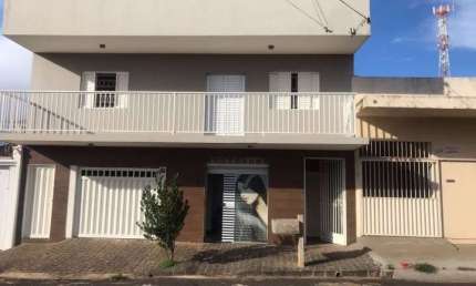 Casa à venda em Uberlândia-MG, 4 quartos, 1 suíte, 1 sala, 3 vagas de garagem e 304m² de área!