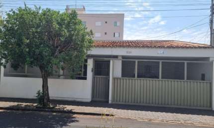 Imperdível! Casa à venda em Uberlândia-MG, bairro Saraiva, 4 quartos, 1 suíte, 2 salas, 2 vagas, 287m².