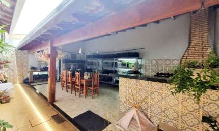 Casa para venda em Uberlândia-MG: 3 quartos, suíte, sala, 2 banheiros, 2 vagas, 220m² no Alto Umuarama!