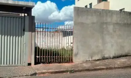 Terreno à venda no Santa Mônica, Uberlândia  por R$ 370.000