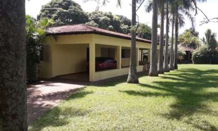 Chácara de luxo em condomínio à venda em Uberlândia-MG, bairro Jockey Camping: 3 quartos, 2 salas, 4 banheiros, 240m².